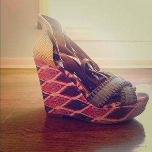 SALE 👏🏻 Theodora & Callum pattern wedges.