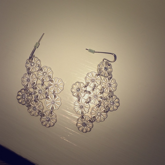 gorgeous silver flower  earrings