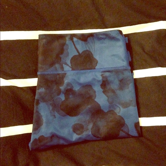 Lululemon Wunder Under Full Length Blue Flowers 12