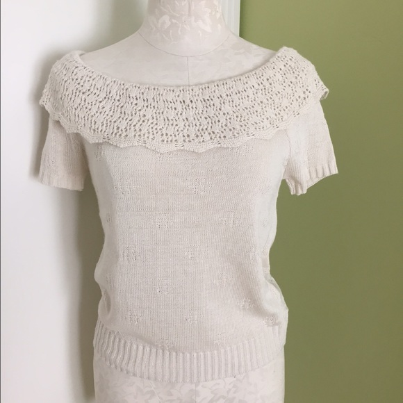 Off-white short sleeved sweater.