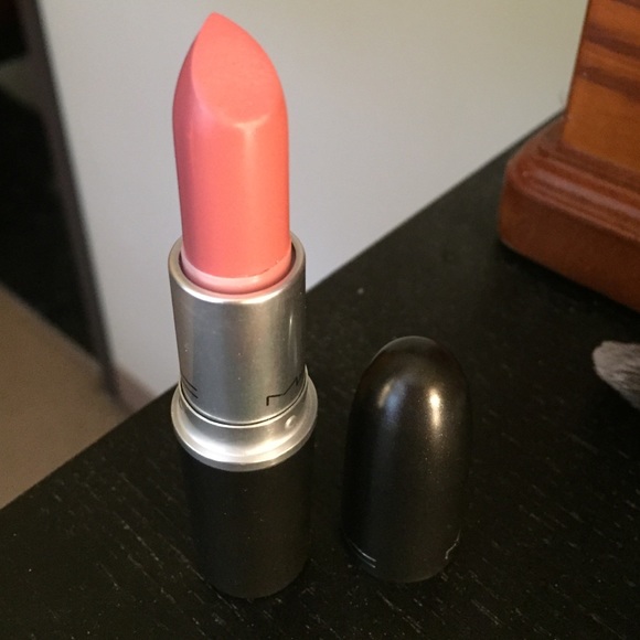❤️SOLD❤️Mac peach blossom lipstick cremesheen