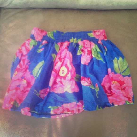 Floral mini skirt.