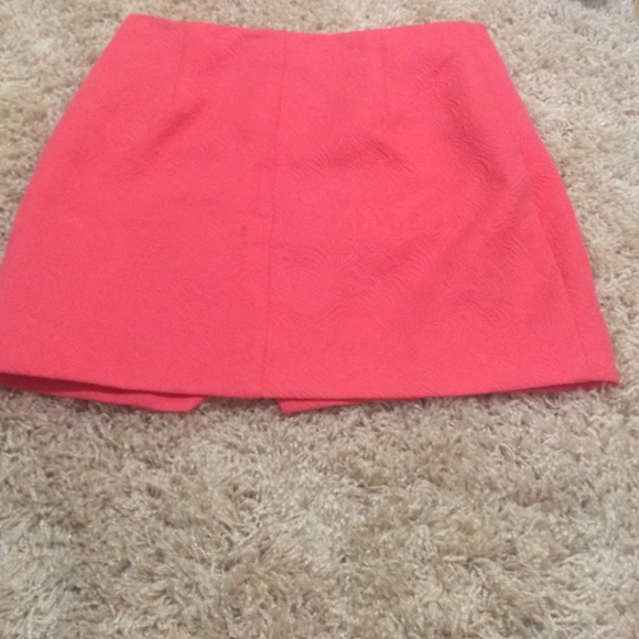 A pink floral skirt - Picture 2 of 3