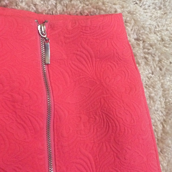 A pink floral skirt - Picture 3 of 3