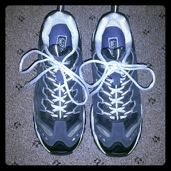 Tennis shoes