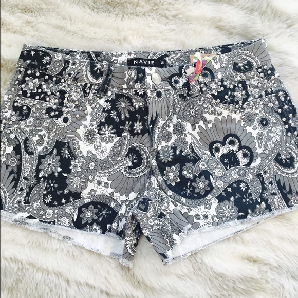 ❤️Paisley pattern denim shorts❤️ - Picture 2 of 3