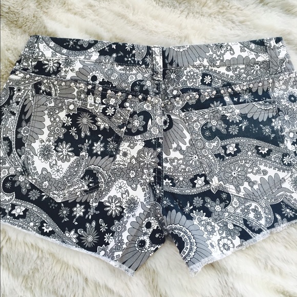 ❤️Paisley pattern denim shorts❤️ - Picture 3 of 3
