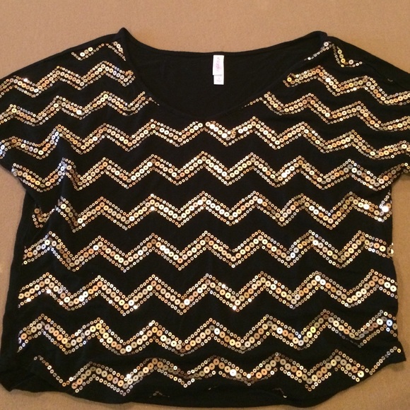 Short sleeve top with gold sequin chevron design.