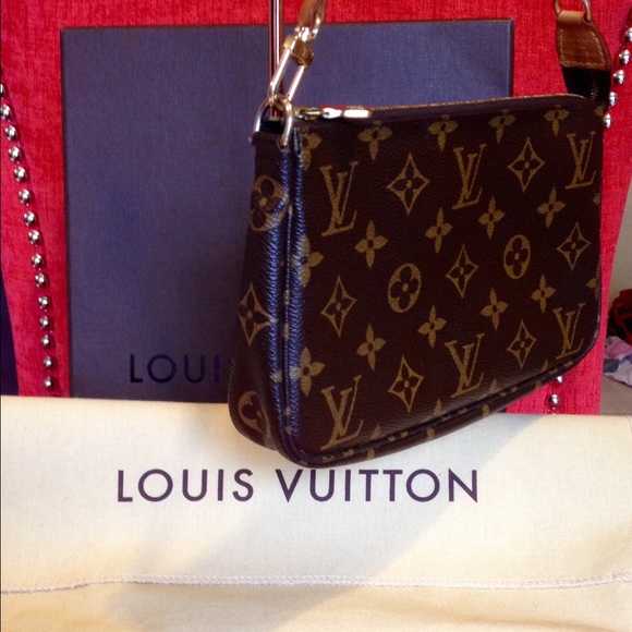**LOUIS VUITTON POCHETTE IN MONOGRAM CANVAS**