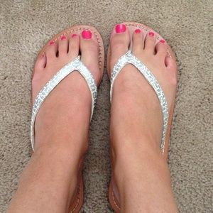 Vineyard vines flip flops