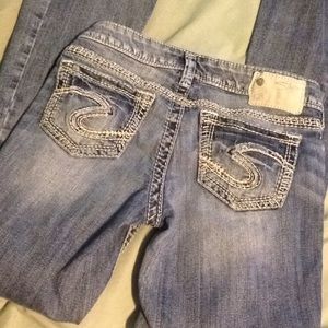 Barley wore Silver Jeans.