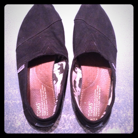 Barely worn Black Toms size 7 1/2.