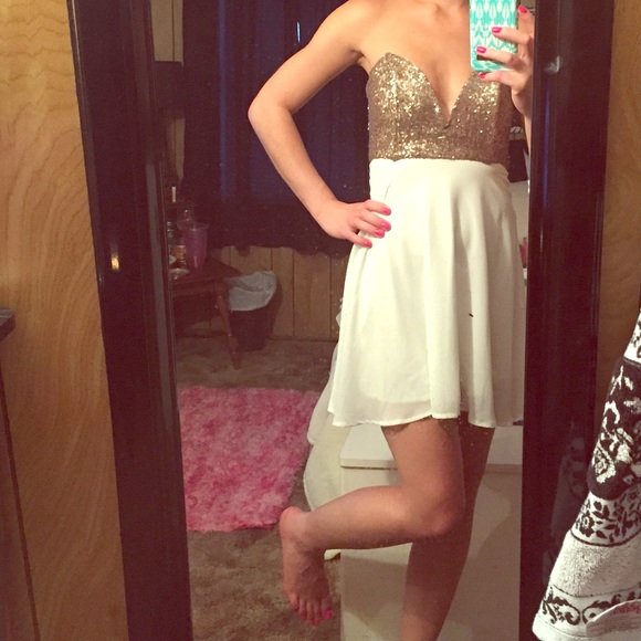 Tobi Dresses & Skirts - 🎉 BEAUTIFUL TOBI SEQUIN GOLD AND WHITE DRESS 🎉