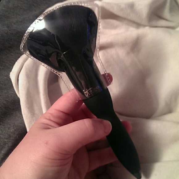 It cosmetic luxe fan brush bnip