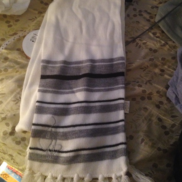 New Scarf - Picture 1 of 2