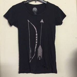 Billabong black top with arrow