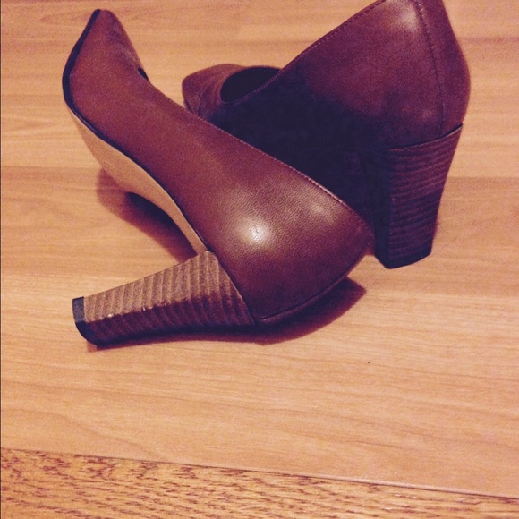 Highlights Shoes - Dark tan shoes.
