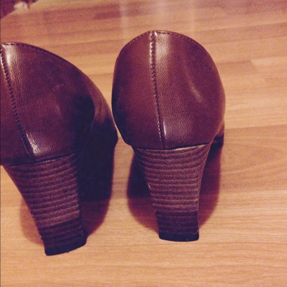 Dark tan shoes. - Picture 2 of 4