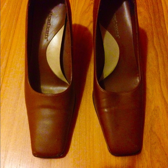 Dark tan shoes. - Picture 3 of 4