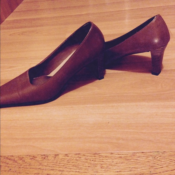 Dark tan shoes. - Picture 4 of 4