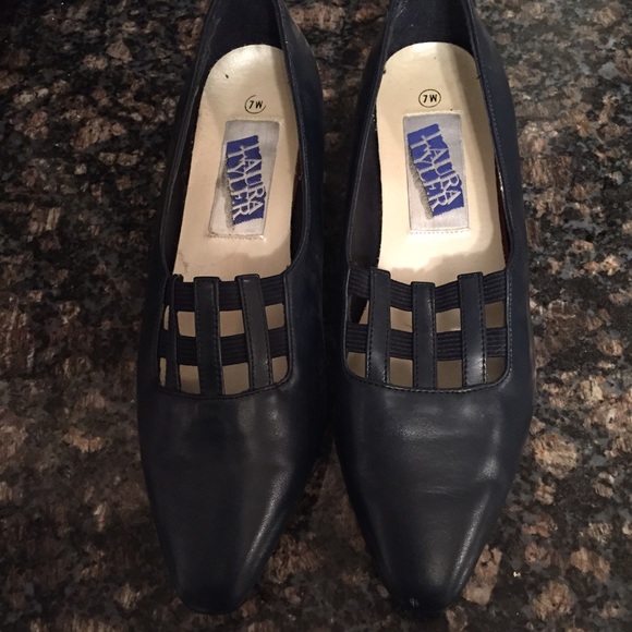 Size 7W navy blue flats.