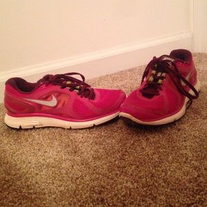 Pink nike tennis shoes