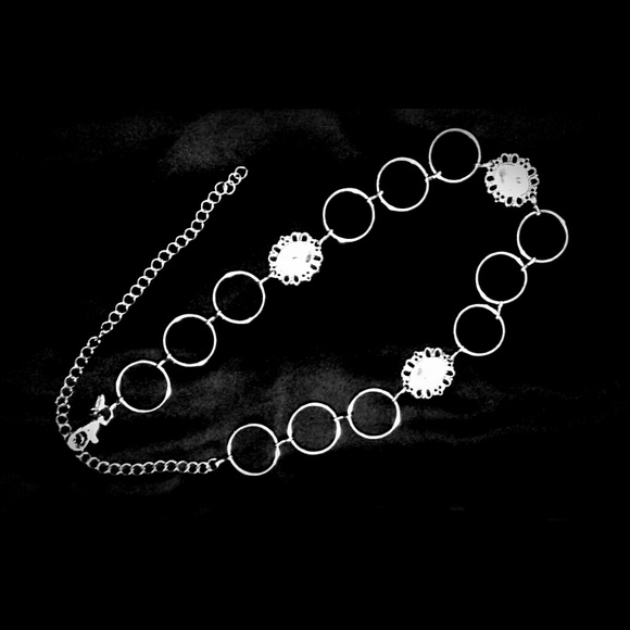 Linked silver belt with 3 pretty shiny links