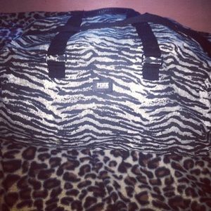 Vs pink duffle bag