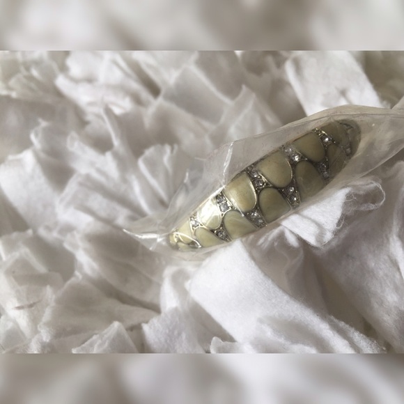 💕 New ; Gold & Cream Bracelet