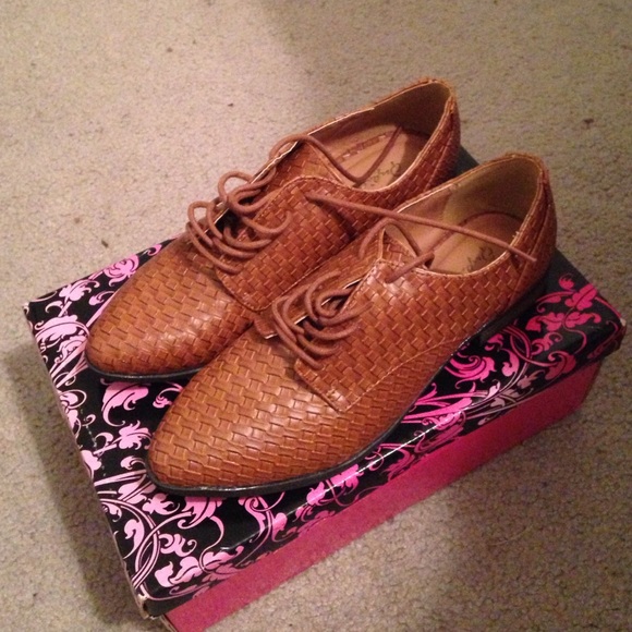 Textured brown Oxford shoes