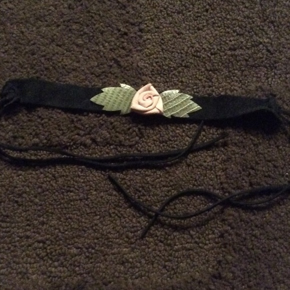 Leather rose chocker