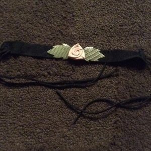 Leather rose chocker