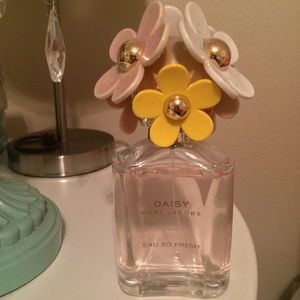 Daisy perfume