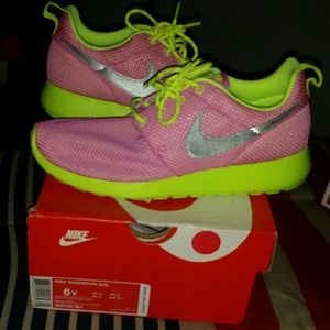 Nike roshe run size 6Y