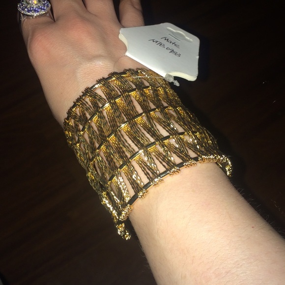 ✨Metal-Weave Gold Tone Cuff Bracelet✨ - Picture 2 of 4
