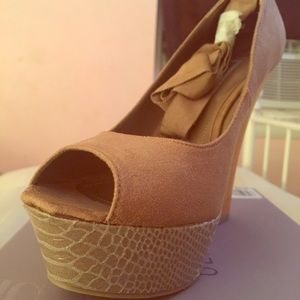 Wood wedge shoe with an option of ankle/leg strap