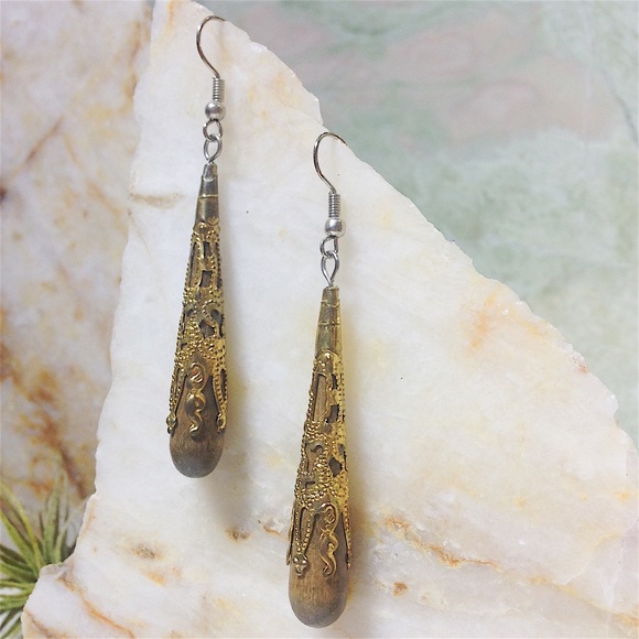 ✨💧💜INDIAN WOODEN TEARDROP WITH GOLDEN DETAIL💜💧 - Picture 2 of 3