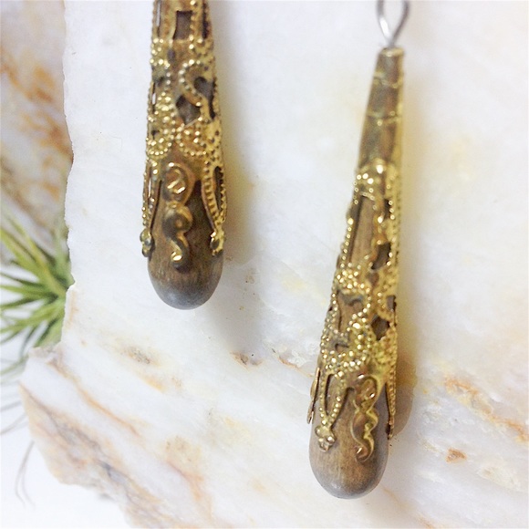 ✨💧💜INDIAN WOODEN TEARDROP WITH GOLDEN DETAIL💜💧 - Picture 3 of 3