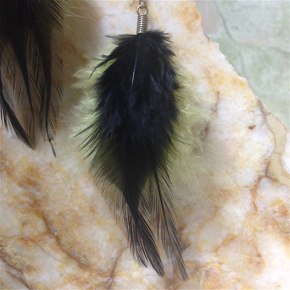 ✨🍃💗LUXURIOUS SOFT FEATHER DROP EARRINGS 💗🍃✨ - Picture 3 of 3