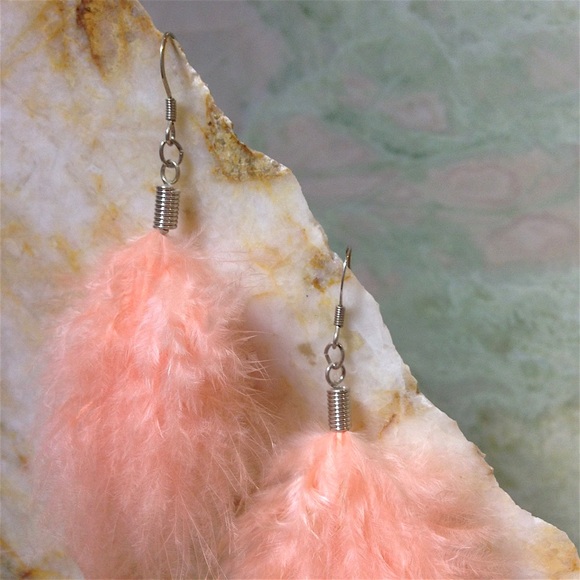 ✨🍑💥LUXURIOUS SOFT PEACH FEATHER DROP EARRINGS💥✨ - Picture 2 of 3