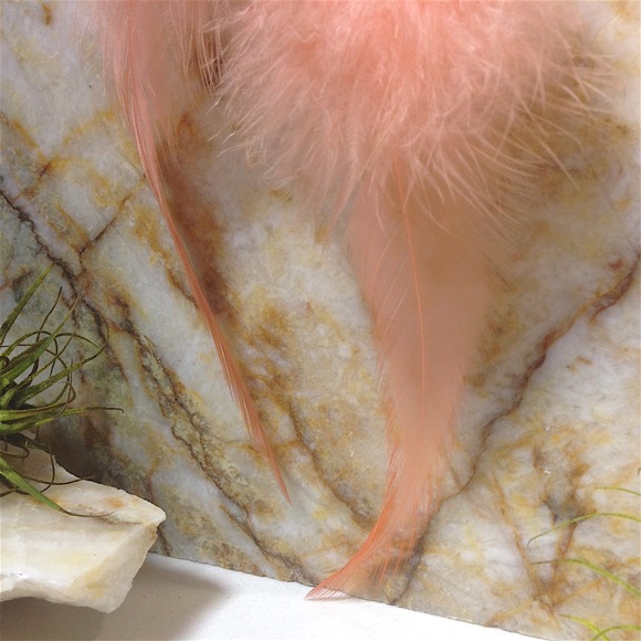 ✨🍑💥LUXURIOUS SOFT PEACH FEATHER DROP EARRINGS💥✨ - Picture 3 of 3