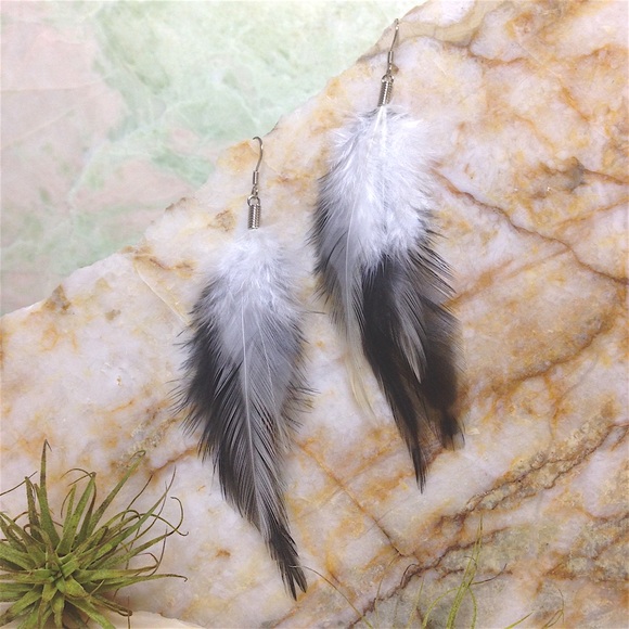✨💘💎PRETTY FEATHER DROP BLACK AND WHITE EARRINGS✨ - Picture 1 of 3