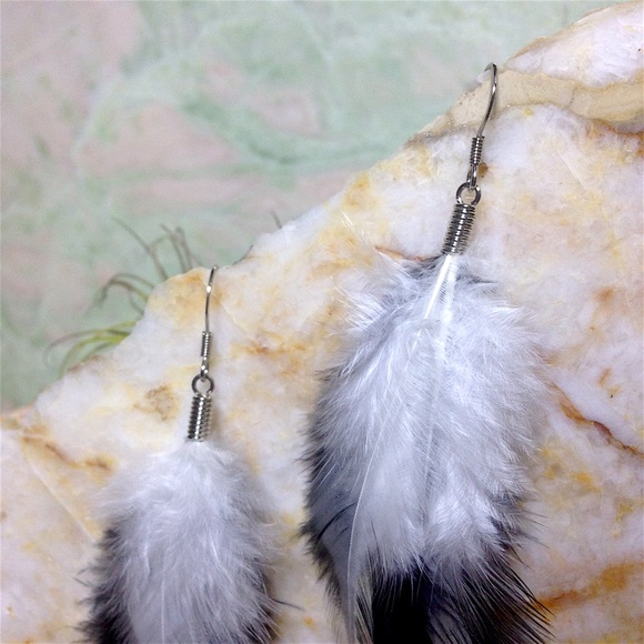 ✨💘💎PRETTY FEATHER DROP BLACK AND WHITE EARRINGS✨ - Picture 2 of 3