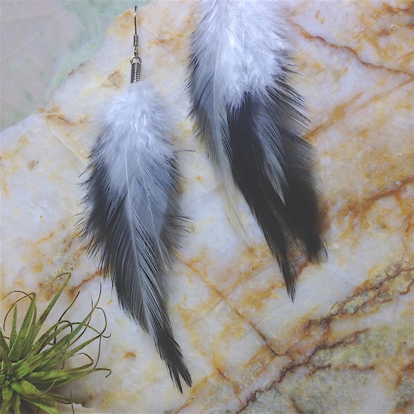 ✨💘💎PRETTY FEATHER DROP BLACK AND WHITE EARRINGS✨ - Picture 3 of 3