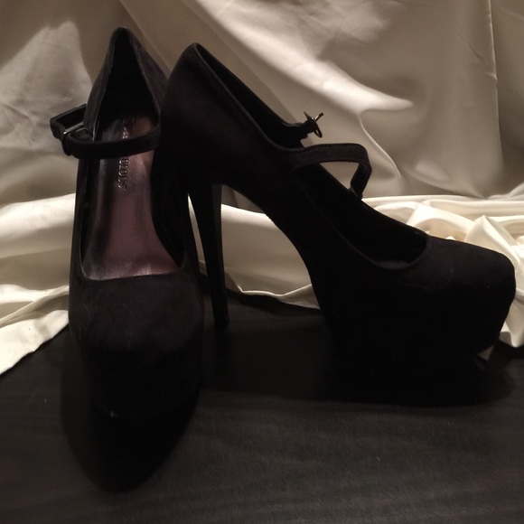 Stilettos - Picture 2 of 2