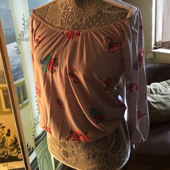 AE Off the shoulder top - Picture 1 of 4