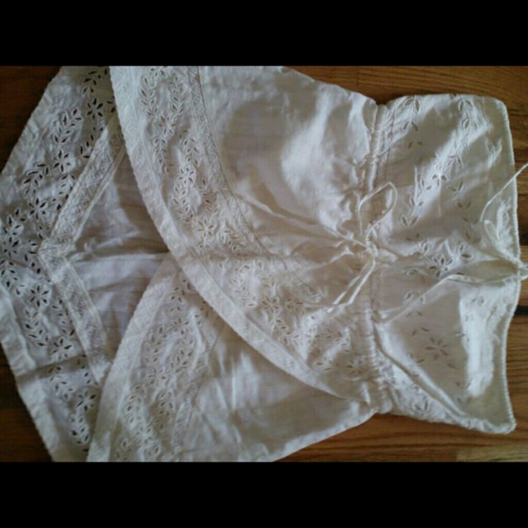 Lace eyelet strapless top - Picture 2 of 3