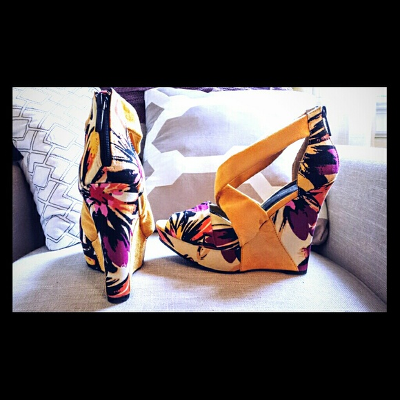 Michael Antonio Gwyn Wedges in Fuchsia