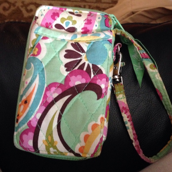 Vera Bradley Handbags - Vera Bradley Wristlet- Super Cute🌷🌸💐