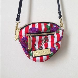 Betsey Johnson cross body purse ❤️